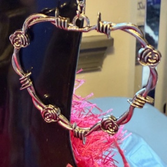 barbed wire heart earrings - Picture 3 of 3